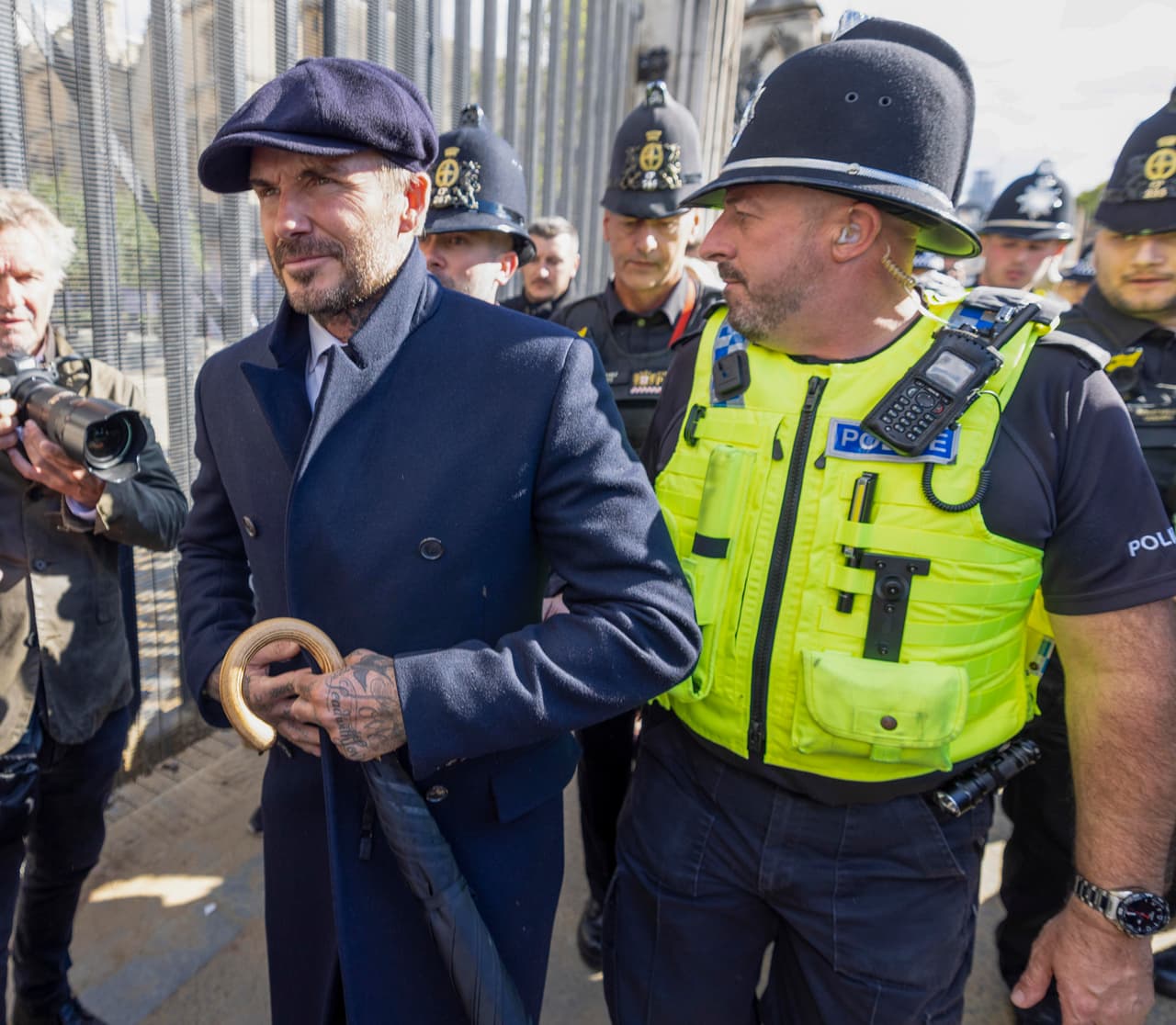 Llamó la atención que se unió a las miles de personas presentes en la fila que recorre la orilla del río Támesis y que da acceso a ver el féretro de la reina. 
<br>