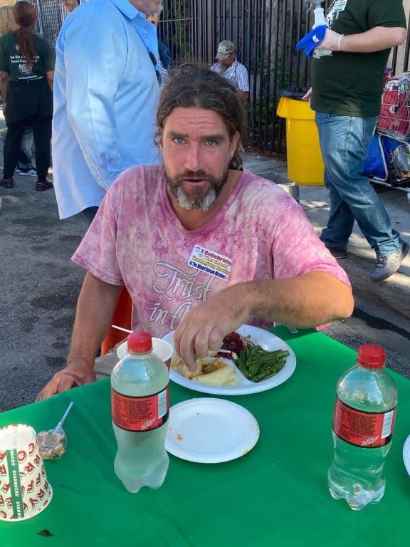 Además había una peluquería improvisada en el lugar, con barberos y estilistas que fueron como voluntarios para el evento.