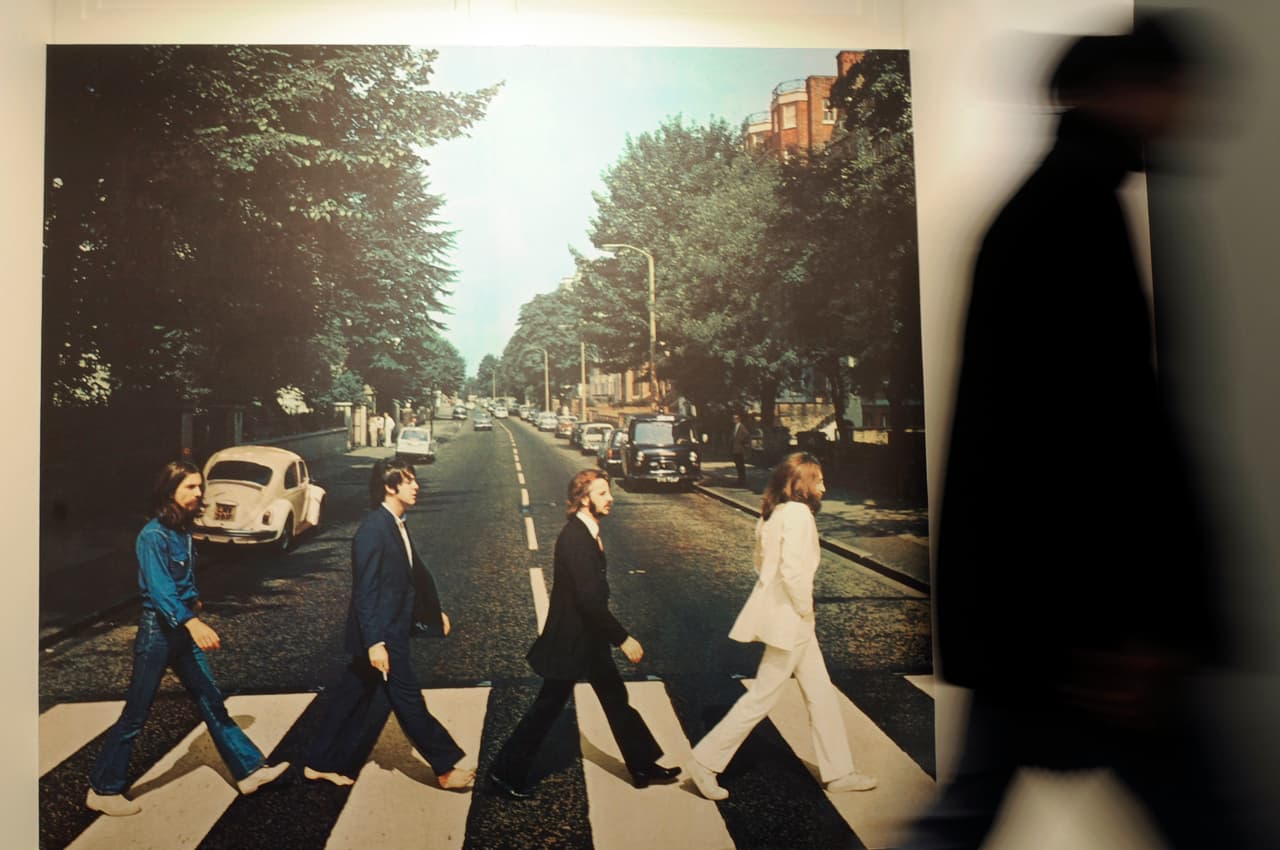 <b>La última sesión de The Beatles</b>
<br>
<br>Casi en otro mundo, en los estudios de Abbey Road de Londres, el famoso cuarteto de Liverpool estaba en medio de las sesiones del que sería el último disco que grabarían juntos. 
<b>Para esa fecha las diferencias entre John Lenon, Paul McCartney, George Harrison y Ringo Starr se habían hecho irreconciliables</b> y ya cada uno contemplaba proyectos profesionales individuales. Por los días que el Apolo 11 iba a la Luna y regresaba, los músicos grababan al ‘viejo estilo’, es decir, todos juntos tocando sin pistas paralelas. 
<b>De las sesiones de Abbey Road salió el disco homónimo, lanzado en septiembre. Fue su décimo primero.</b> ‘Let it Be’, que habían grabado antes, fue lanzado en abril de 1970, justo un mes antes de que la banda anunció su disolución.