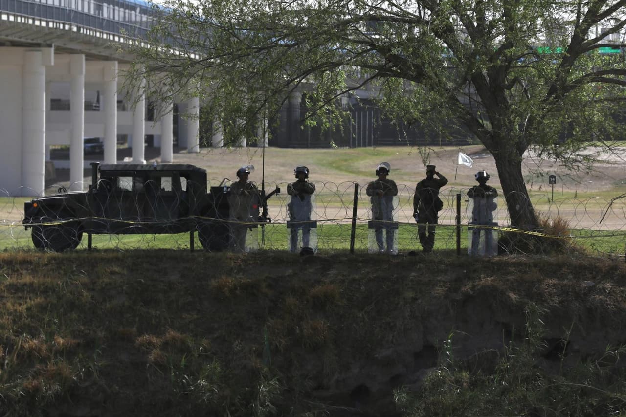 Los miembros de la Guardia Nacional de estado tenía escudos, entre otros objetos que le permitan disuadir una avalancha de inmigrantes.