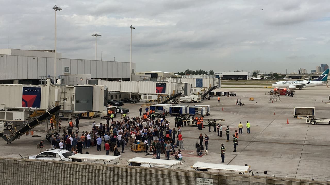 Con la boca abierta y el corazón vacío nos quedamos con el tiroteo en el aeropuerto de Fort Lauderdale