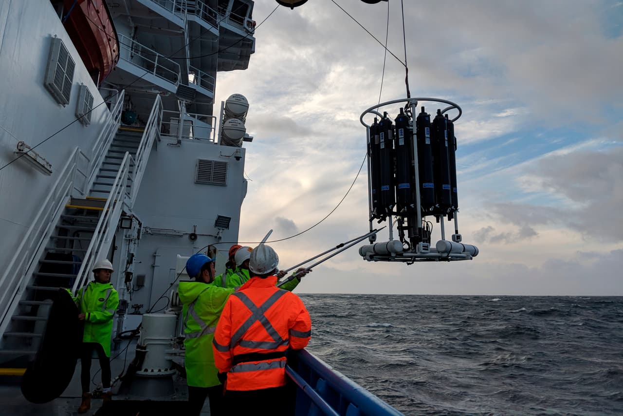 Mientras navegaban hacia el sur desde Tasmania hasta el borde del hielo antártico, los científicos analizaron la composición de los microbios en las muestras de aire. Al estudiar el material genético de las pocas bacterias aéreas que encontraron descubrieron que son de origen marino.