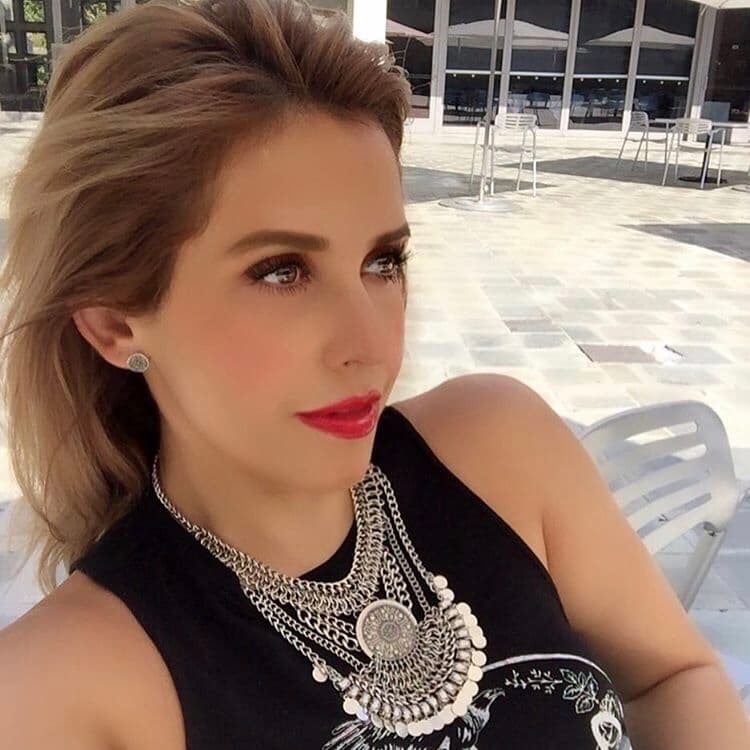 Lo plateado ayuda a darle un toque elegante a cualquier 'top'.