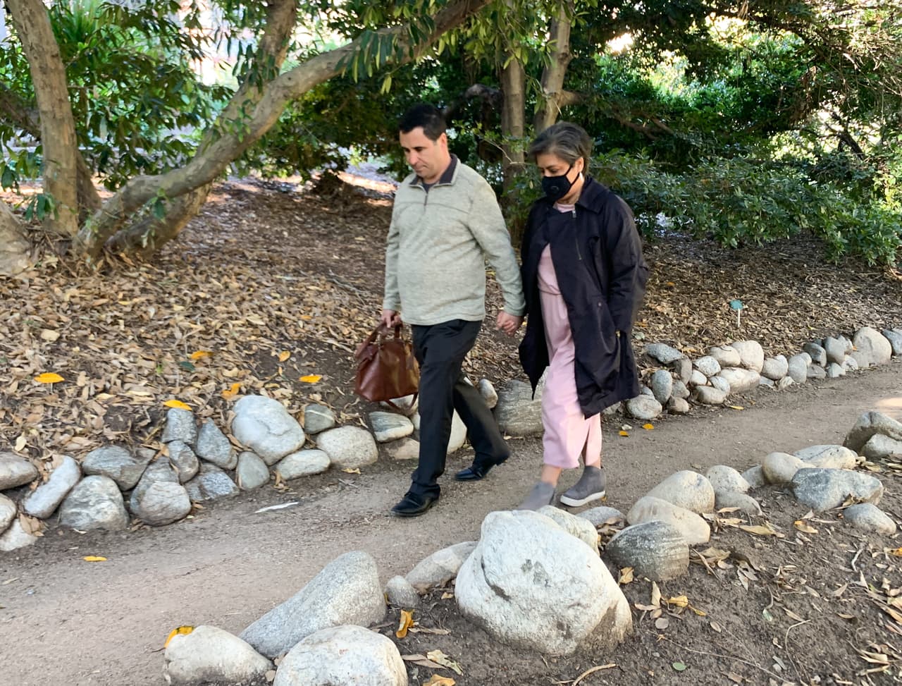 Un equipo de especialistas en UCLA trabajó para reducir esos anticuerpos y preparar a Miriam para la cirugía de trasplante. Una vez se encontró un donante compatible se realizó un exitoso doble trasplante de pulmón.