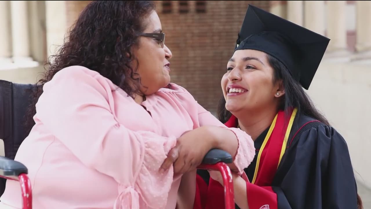 El mejor regalo del Día de las Madres: supera una tragedia inesperada y consigue graduarse de la universidad en EEUU