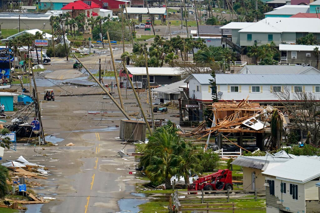 Muchos postes eléctricos y de otros servicios públicos quedaron inclinados o tumbados en el suelo.