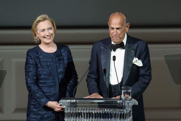 En esta fotografía Hillary Clinton y Oscar de la Renta en el escenario de los Fashion Awards 2013 en Nueva York.