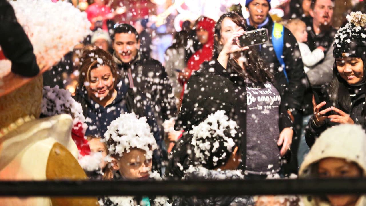 En el pueblito de Papá Noel cae nieve todas las noches. Es una buena oportunidad para sacarte fotos de unas vacaciones invernales texanas, con amigos y familiares.