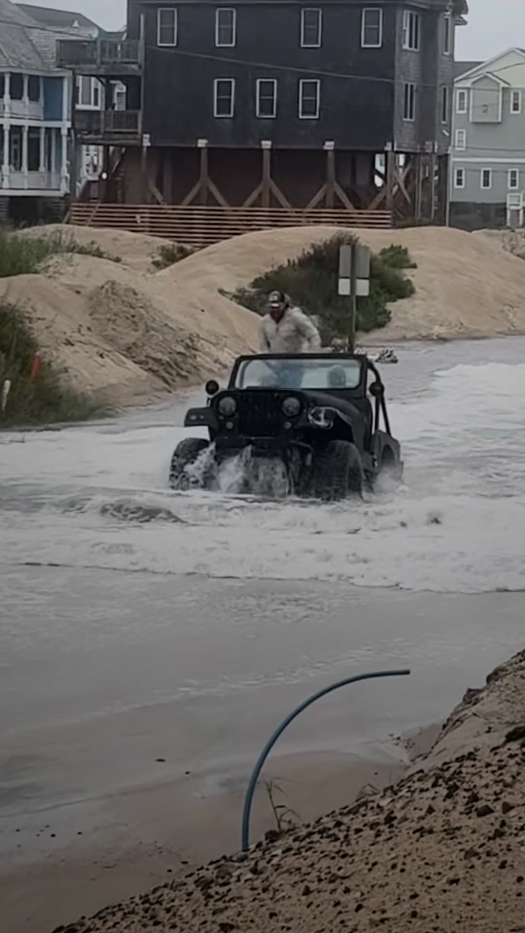 Una Jeep atraviesa una zona inundada durante Nor’easter