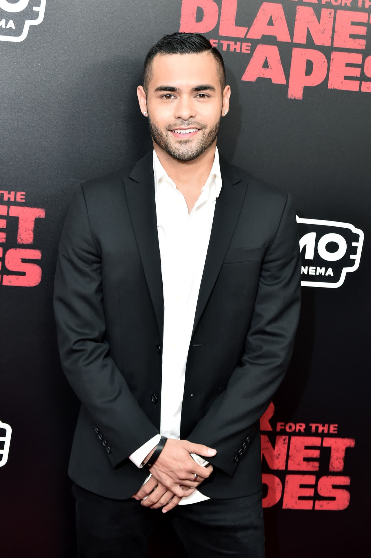 También ha participado en películas como
<b><a href="https://www.youtube.com/watch?v=QAhcDHRZOak" target="_blank">'Hunter killer'</a></b> y en
<b><a href="https://www.youtube.com/watch?v=QGbyf9LGCy4" target="_blank">'War for the planet of the apes'. </a></b>