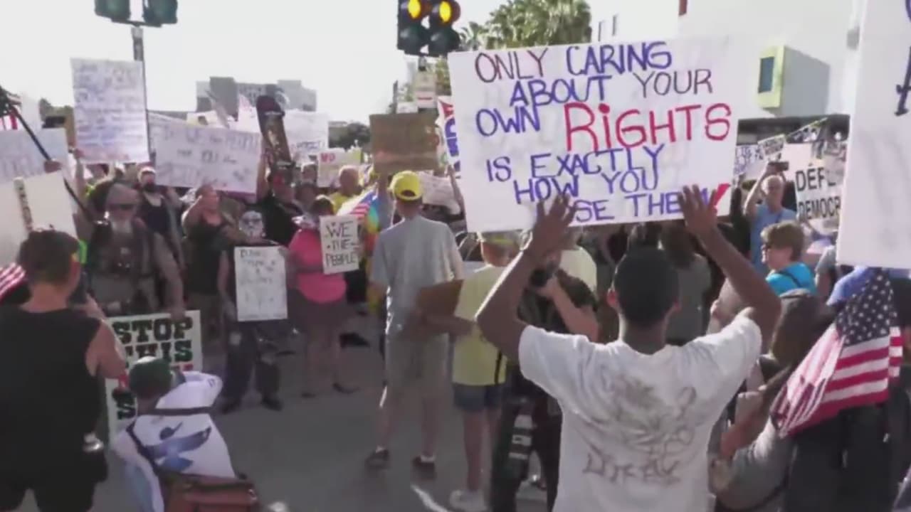 “Estamos indignados”: miles de personas se congregan en el centro de Tampa en jornada ‘No Kings’