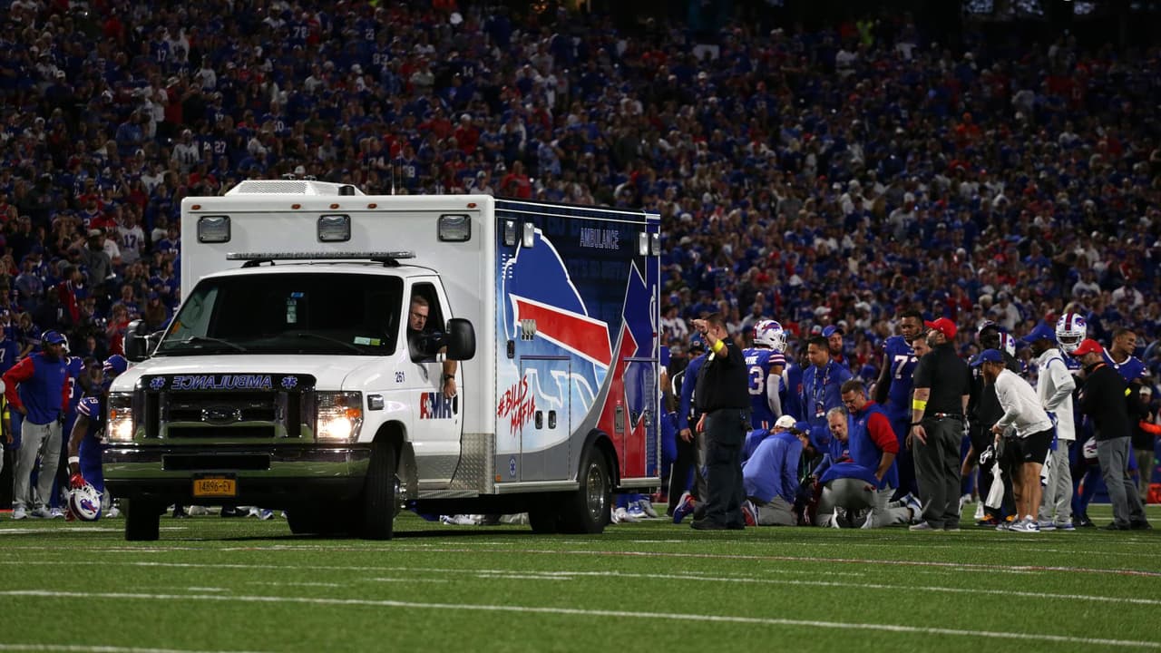 ¡Dramático! Dane Jackson salió en ambulancia en el triunfo de Bills ante Titans