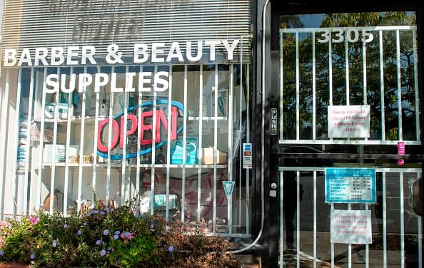 Para algunos dueños de negocios como barberías y salones de belleza ofrecer sus servicios al público antes del lo determinado por las autoridades pudiera ocasionarles multas y nuevos cierres.
<br>
<br>