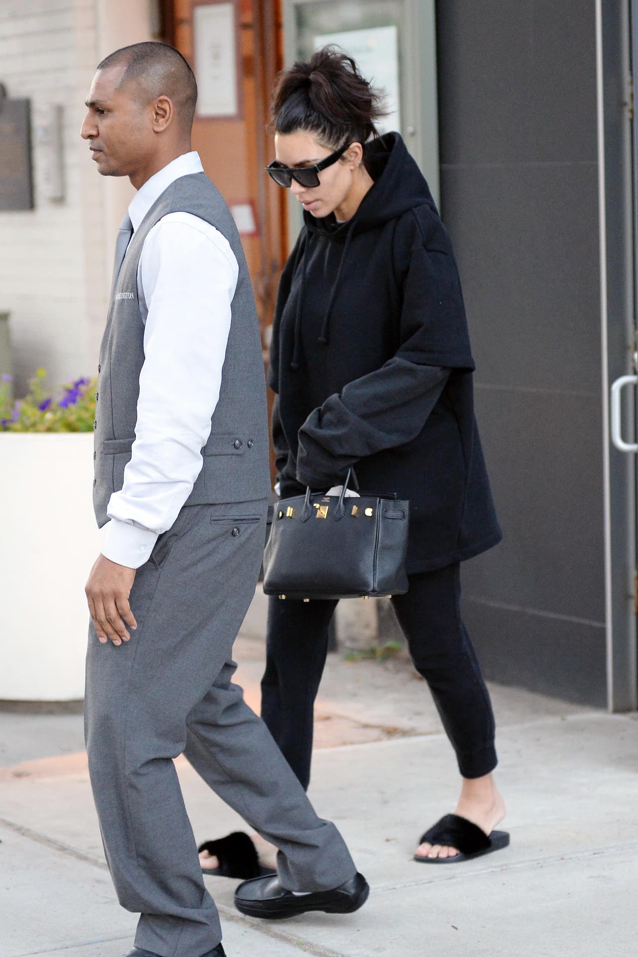 Cumplió con su compromiso y regresó corriendo a su vehículo.