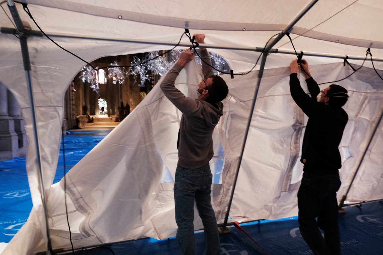Un grupo de voluntarios trabajó para reemplazar los bancos de madera por camas y convertir a este templo, perteneciente a la diócesis episcopal de Nueva York, en una enfermería temporal.