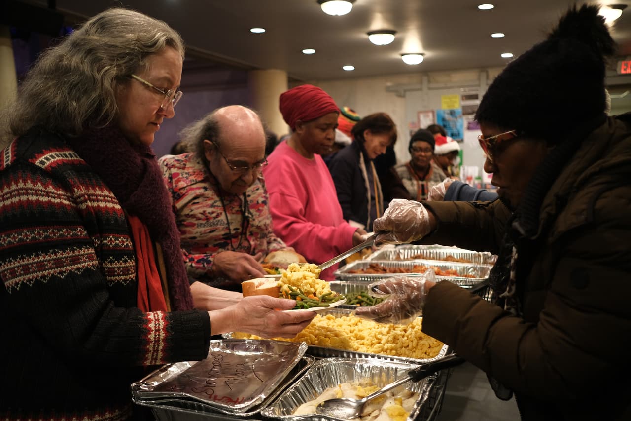 <b>Proveedores de artículos de primera necesidad para las poblaciones económicamente desfavorecidas</b>, incluyendo:
<br>-Refugios para personas sin hogar e instalaciones de atención colectiva
<br>-Bancos de alimentos
<br>-Proveedores de servicios humanos cuya función incluye la atención directa de los pacientes en programas voluntarios financiados o autorizados por el estado.