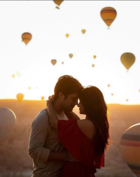 <b>Renata Notni y Diego Boneta</b>
<br>En enero de 2021 surgieron los rumores de una relación entre los actores, sin embargo, tuvieron que pasar tres meses para que finalmente se hiciera oficial. A partir de abril, tanto Notni como Boneta presumieron su amor en exóticos escenarios 
<a href="https://www.univision.com/famosos/renata-notni-y-diego-boneta-vacaciones-ny-2021-fotos">debido a sus viajes juntos</a>, por ejemplo en esta romántica foto visitaron Cappadocia, Turquía.