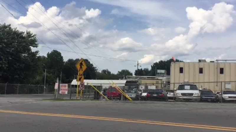 Cientos abandonan fábricas de alimentos ante rumor de redada de ICE