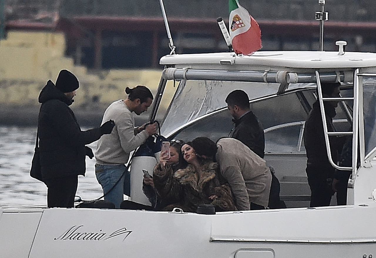 Hombro con hombro con su futura suegra, Marlli Arias, Natalia recibe los besos de su galán.