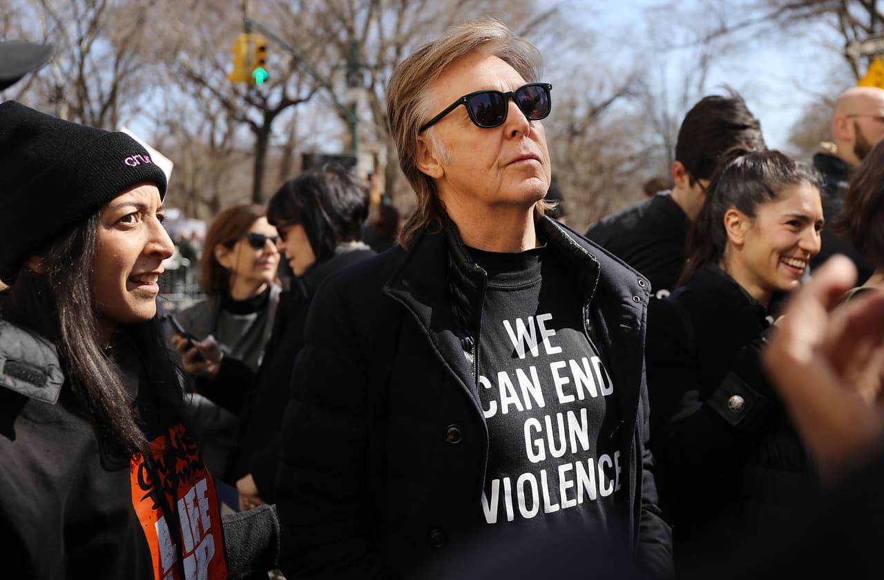 <b>Paul McCartney</b>: el exBeatle salió a las calles y marchó con la multitud bajo el lema #NeverAgain, señaló durante la protesta, que uno de sus mejores amigos, exBeatle John Lennon, fue asesinado por un arma de fuego.
<br>
<br>