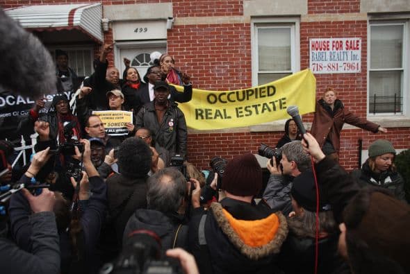 Atlanta, Nueva York, Los Ángeles y otras ciudades en EU fueron testigo de bulliciosos mítines en contra de las subastas de casas decomisadas.