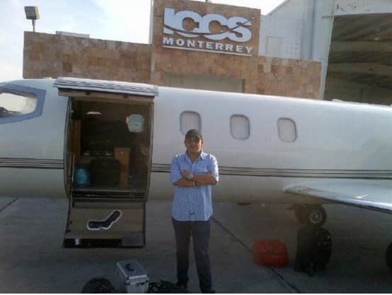 La hermana de Arturo Rivera dijo en entrevista para 'Primer Impacto', que minutos antes de que el publirrelacionista abordara el avión, se comunicó con ella por mensajes de texto para hablarle de la gran preocupación que tenía por el destino de sus padres, pues son personas de la tercera edad.