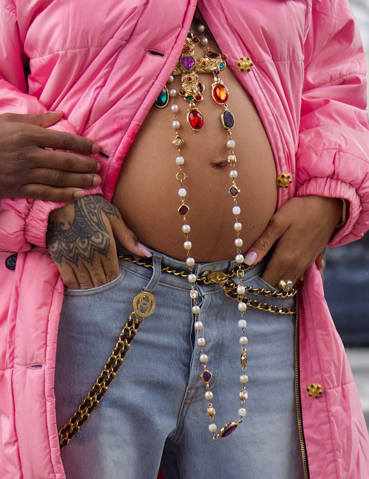 El collar en forma de cruz y otros de perlas posan sobre el abultado vientre de la artista. En los jeans a la cadera usó un cintillo de cadena también de la firma Chanel.