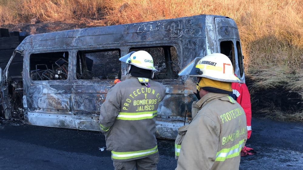 Un total de 14 personas, entre los que se encuentran cinco menores de edad, fallecieron este miércoles en un accidente de tránsito en la autopista que conecta las ciudades de Guadalajara y Lagos de Moreno en el occidental estado mexicano de Jalisco. 
<br>