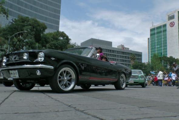Casi dos mil vehículos clásicos desfilaron por las calles de la Ciudad de México para romper el Récord Guinness de más autos de este tipo en movimiento. Transitaron mil 721 autos, lo que superó la marca de Holanda, cuyo récord era de 948 vehículos. De acuerdo con las autoridades, el paso de estos autos clásicos fue visto por 250 mil asistentes. Circularon autos Datsun 1300, Jaguares, MG 59, Chevrolet apache, Alfa Romeo, Mercury, Porche, entre otros, que atrajeron la atención de capitalinos y visitantes. El paso de los vehículos fue interrumpido por el calentamiento de algunos que se quedaron en el camino y provocaron “cuellos de botella”; sin embargo, los organizadores confiaron en que los vehículos llegarían a la meta.