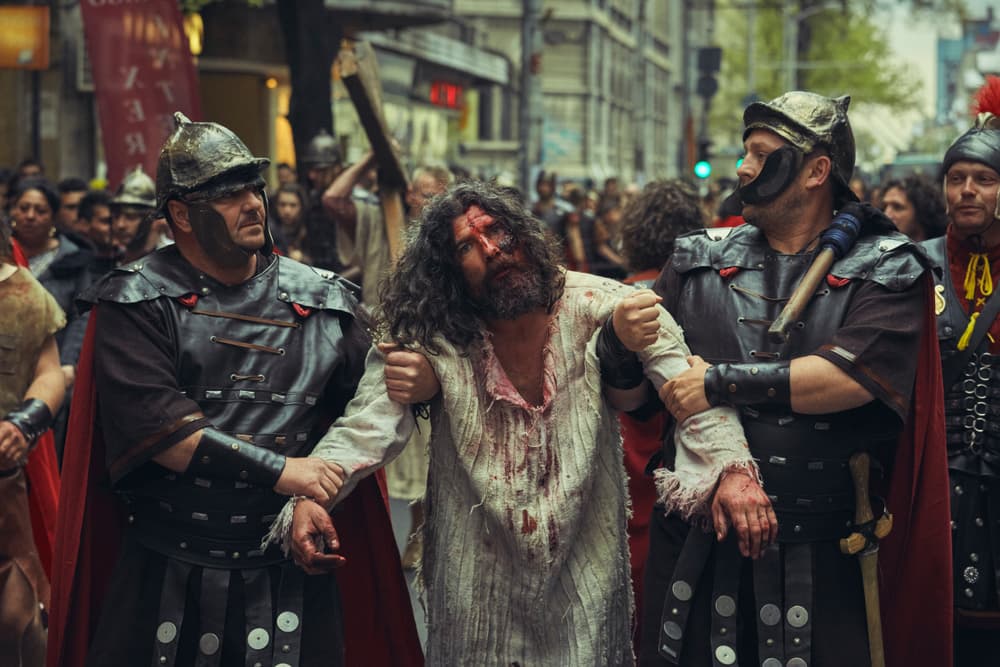 Después del "juicio", de inmediato Jesús fue torturado. Lo golpearon, arrancaron sus ropas, lo apedrearon y le pusieron la corona con espinas. De ahí, le hicieron cargar con su propia cruz hasta el monte Gólgota, a las afueras de Jerusalén, lugar donde fue crucificado.