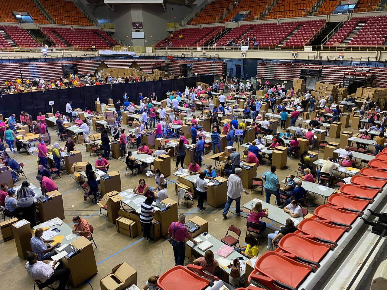Cierran los colegios donde se pudo llevar a cabo el voto primarista y comienza el conteo de votos 