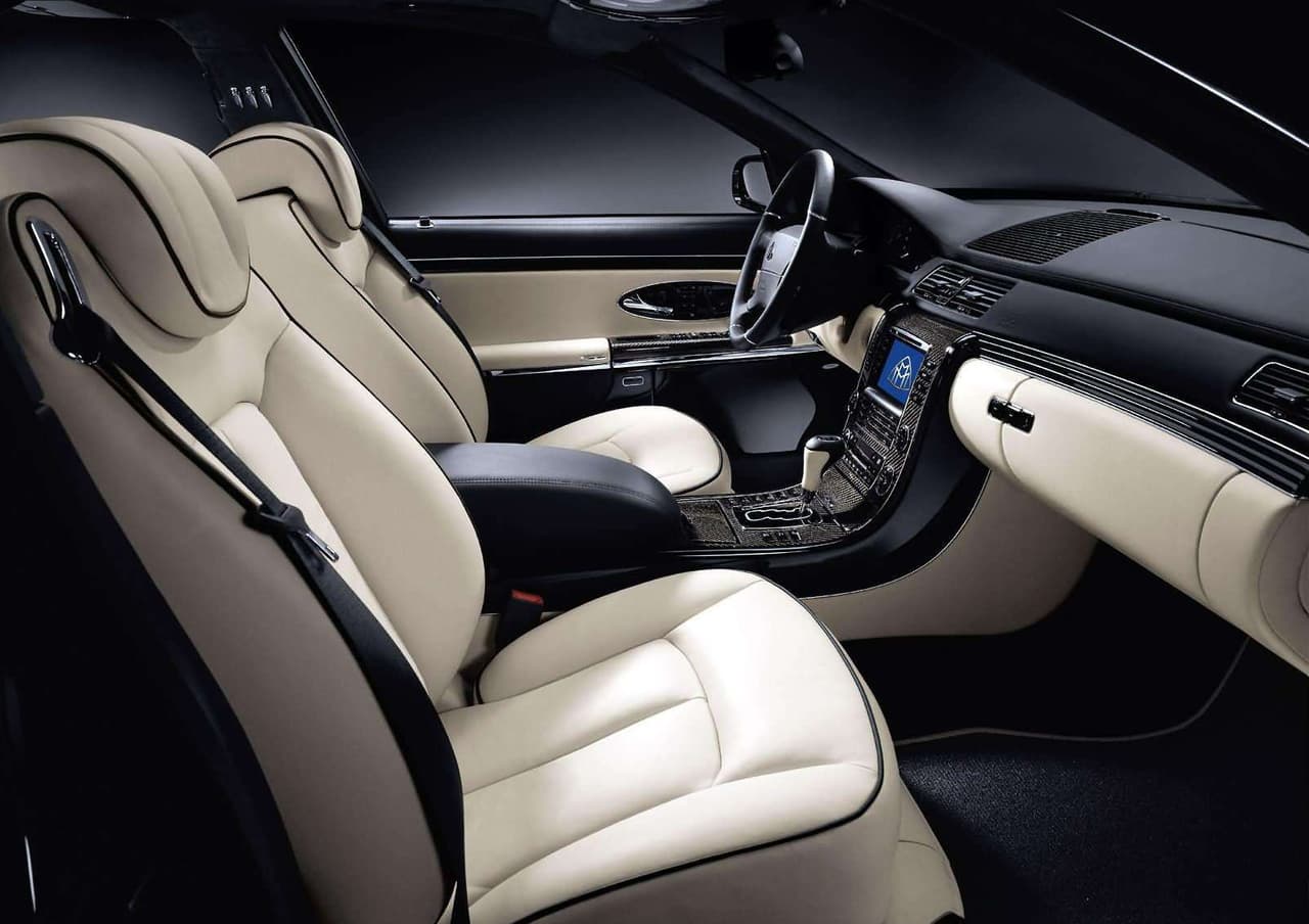 Aquí vemos el lujoso interior del 
<b>Maybach 57S 2015</b>, un vehículo que fue presentado en el Auto Show de Ginebra de 2015. Este auto tiene bajo su capó un motor V12 fabricado por Mercedes-AMG capaz de desarrollar 620 caballos de fuerza.