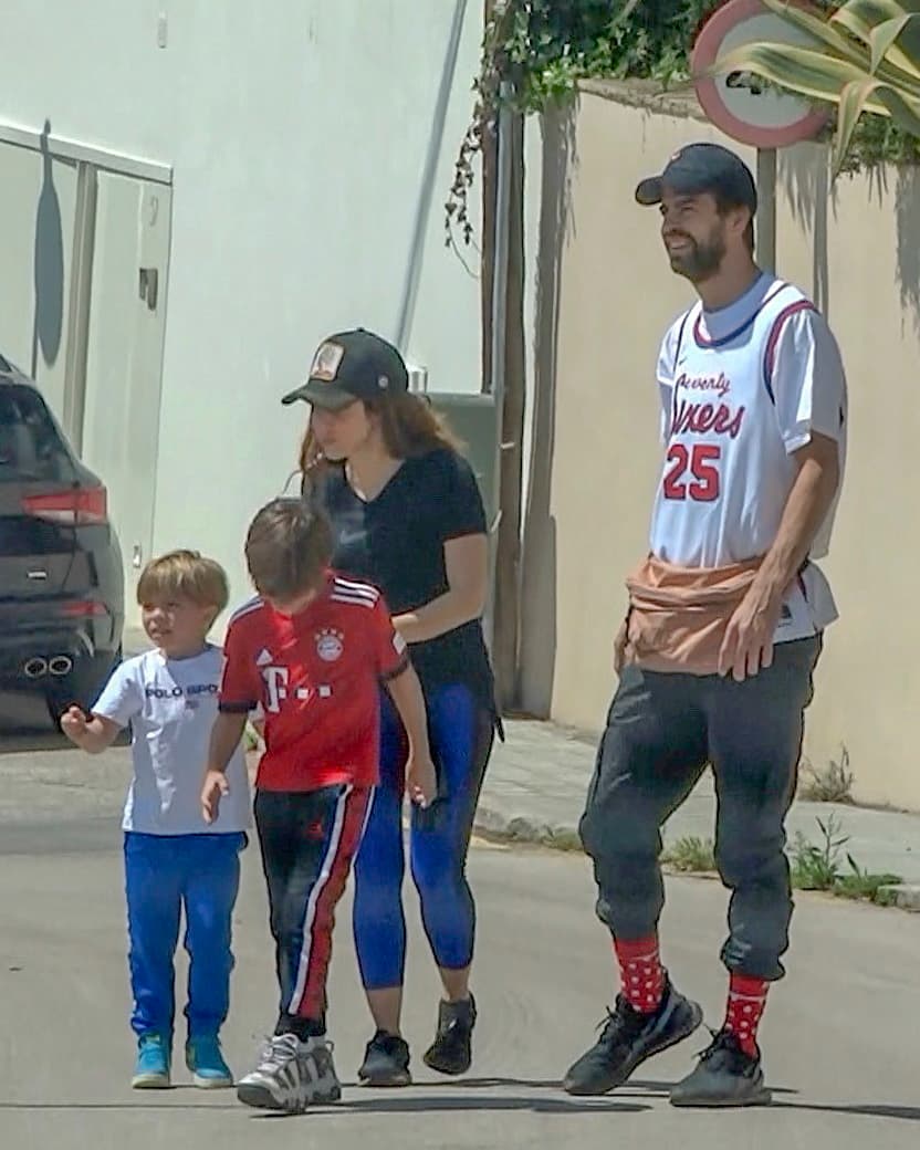 Ambos son padres de dos hijos: 
<b><a href="https://www.univision.com/famosos/lo-que-sorprende-de-este-retrato-familiar-de-shakira-y-pique-no-se-ve-en-esta-foto-fotos" target="_blank">Sasha y Milán. </a></b>
<br>