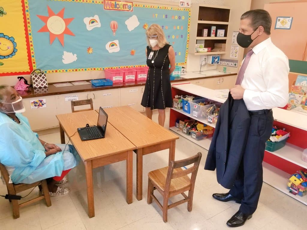 "Trabajamos en estrecha colaboración con el Departamento de Salud de Miami-Dade para rastrear e investigar los contactos", dijo la vocera del distrito escolar.