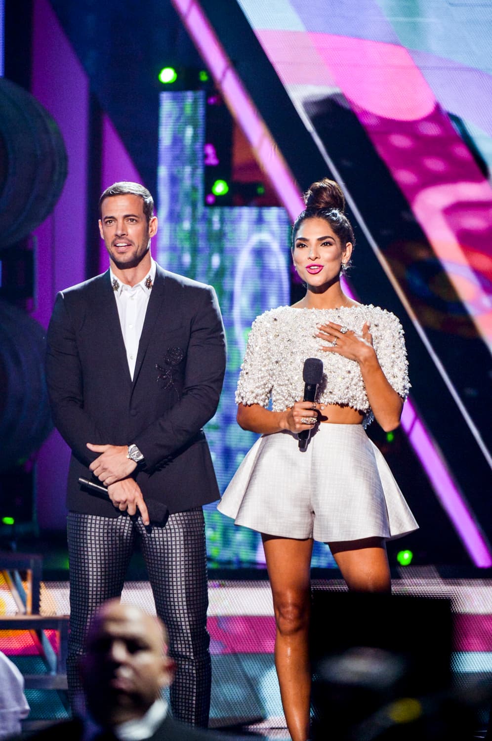Presentó el primer bloque de la gala junto a William Levy. Para este momento utilizó un conjunto blanco y recogió su espesa melena.