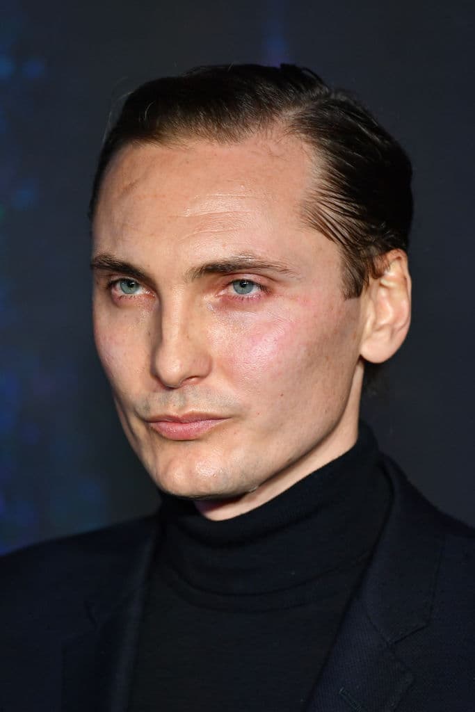 Farren es de origen australiano y antes de ‘The Witcher’ participó en ‘Chained’, ‘Winchester’ y formó parte del reinicio de ‘Twin Peaks’.