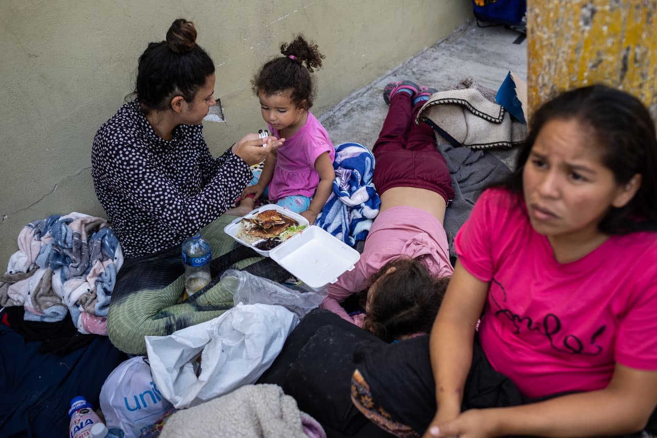 Y los migrantes no se acumularon solo en la frontera con El Paso. 
<br>
<br>En la imagen se ve a una familia venezolana en la ciudad de Matamoros, México, que el 2 de diciembre esperaba en un campamento el fin de Título 42. Aspiraban ser admitidos en el país una vez que la política sanitaria quedara sin efecto.
