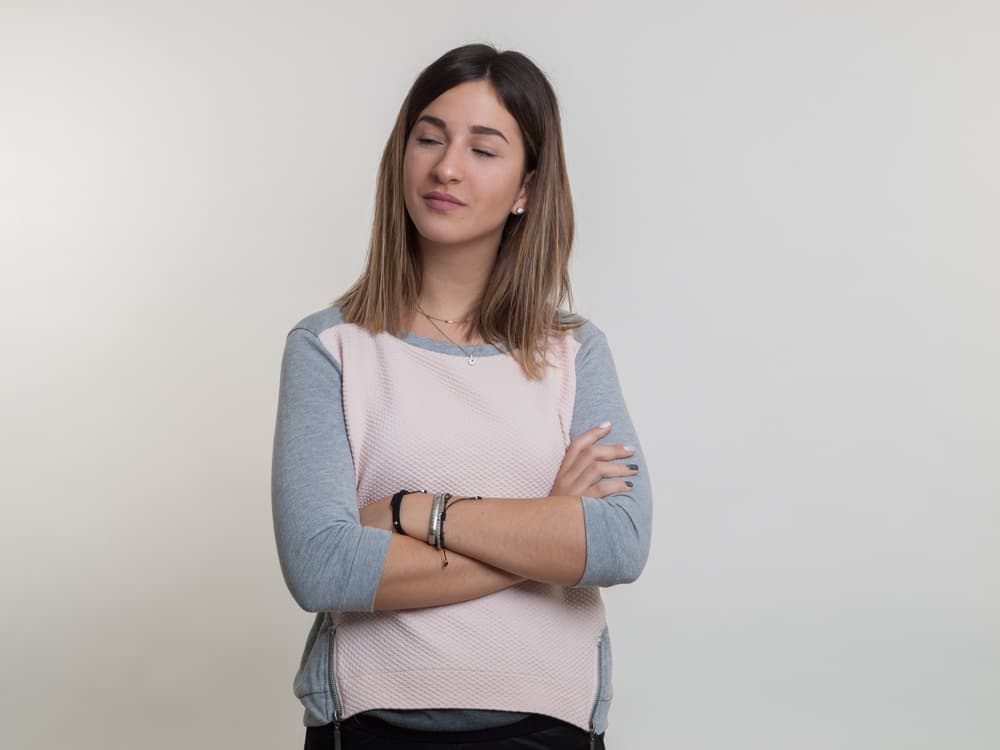 Puede hacerlo unos minutos tal vez al indicar algo que desea enfatizar, pero no mantener esa postura en el diálogo. Indica poca consideración hacia los demás están diciendo “no importa lo que me digas, yo tengo la razón”.