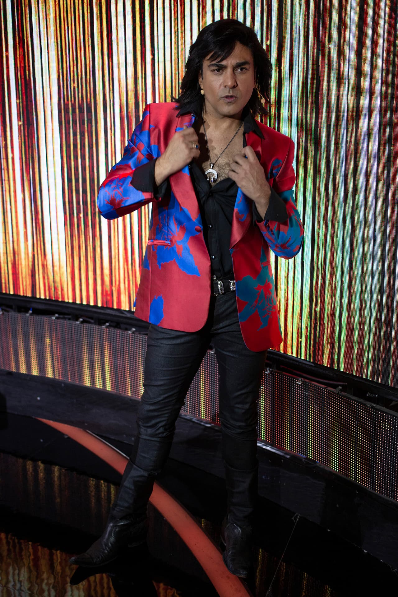 Albertano es un galán por excelencia y en el segundo programa no perdió la oportunidad de mostrar su traje negro con un saco rojo y azul.