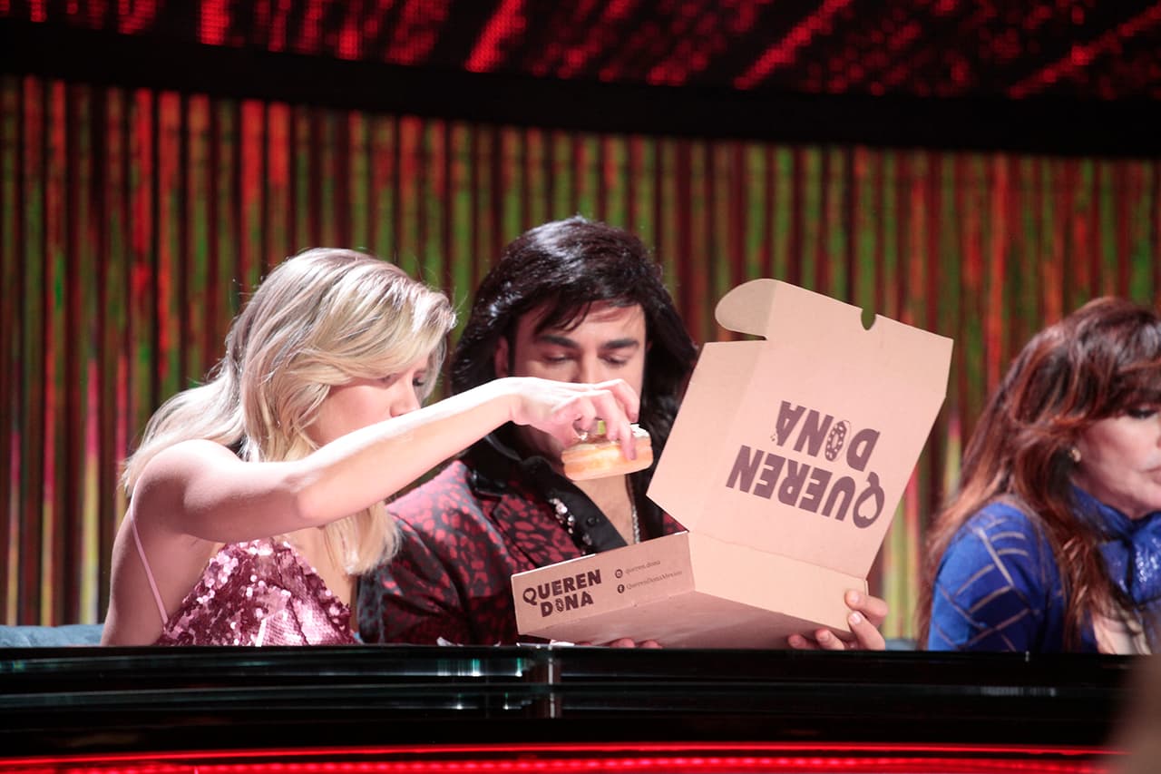 La jueza invitada, la bailarina argentina Laurita Fernández, no tuvo rosquilla personalizada, por lo que, caballerosamente, Albertano le invitó de la suya.