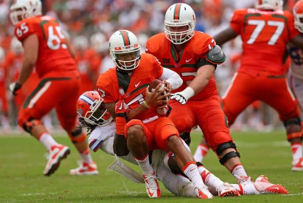La victoria de los Hurricanes 21-16 sobre los rivales Gators de la Universidad de la Florida ha elevado al equipo al escalafón 15 en el ranking nacional de los mejores 25 equipos de la AP. Miami no hab{ia clasificado desde el año 2010. UM también subió de la posición 24 a la 18 en la encuesta USA Today´s coaches. El UM coach Al Golden, no dando demasiada importancia a la victoria, dijo que Duke Johnson estaba OK y no elaboró durante su rueda de prensa sobre los jugadores lastimados durante el juego, Rayshawn Jenkins, Ladarius Gunter y Thurston Aarmbrister. El próximo juego de los Canes será en casa el 21 de septiembre, cuando se enfrentarán contra Savannah State.