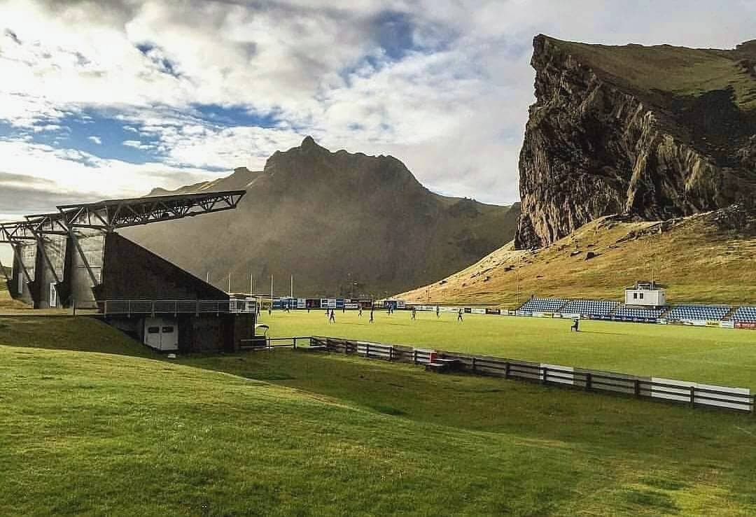 <b>Hásteinsvöllur (Islandia)</b>
<br>Nunca será un mal día para jugar futbol aquí, pero si se debe considerar que Islandia es un país con actividad volcánica y deben tener cuidado con cualquier erupción.