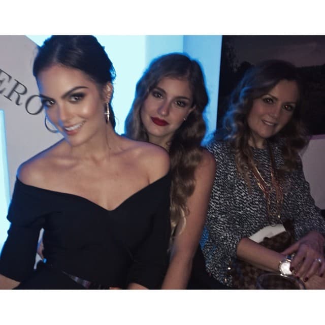 Su belleza viene de familia. Mira que guapas lucen su hermana y mami.