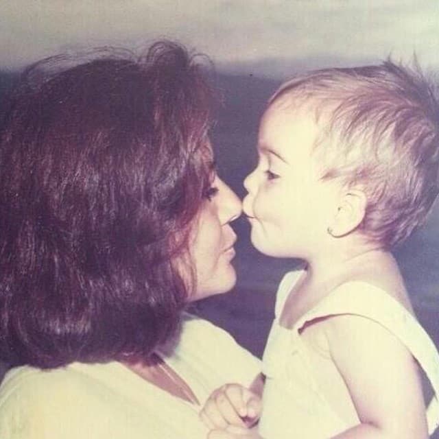 Esta es Ximena cuando era muy peque, dándole un besito a su mami.