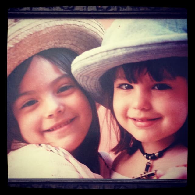 Ximena tiene una estrecha relación con su hermana Mariana, las dos tienen un gran parecido.