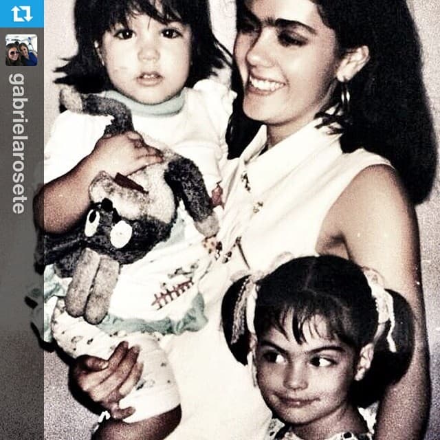 Aquí con su mamá y hermana menor. Nota su mirada pícara y cejas perfectas.