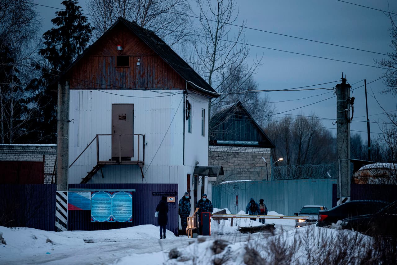 Navalny explicó que "las cámaras de vídeo están por todas partes, todo el mundo está vigilado y a la menor violación hacen una denuncia". "Creo que alguien de arriba leyó 
<i>1984</i> de Orwell y dijo: 'Sí, genial. Hagamos esto. Educación a través de la deshumanización'", añadió.