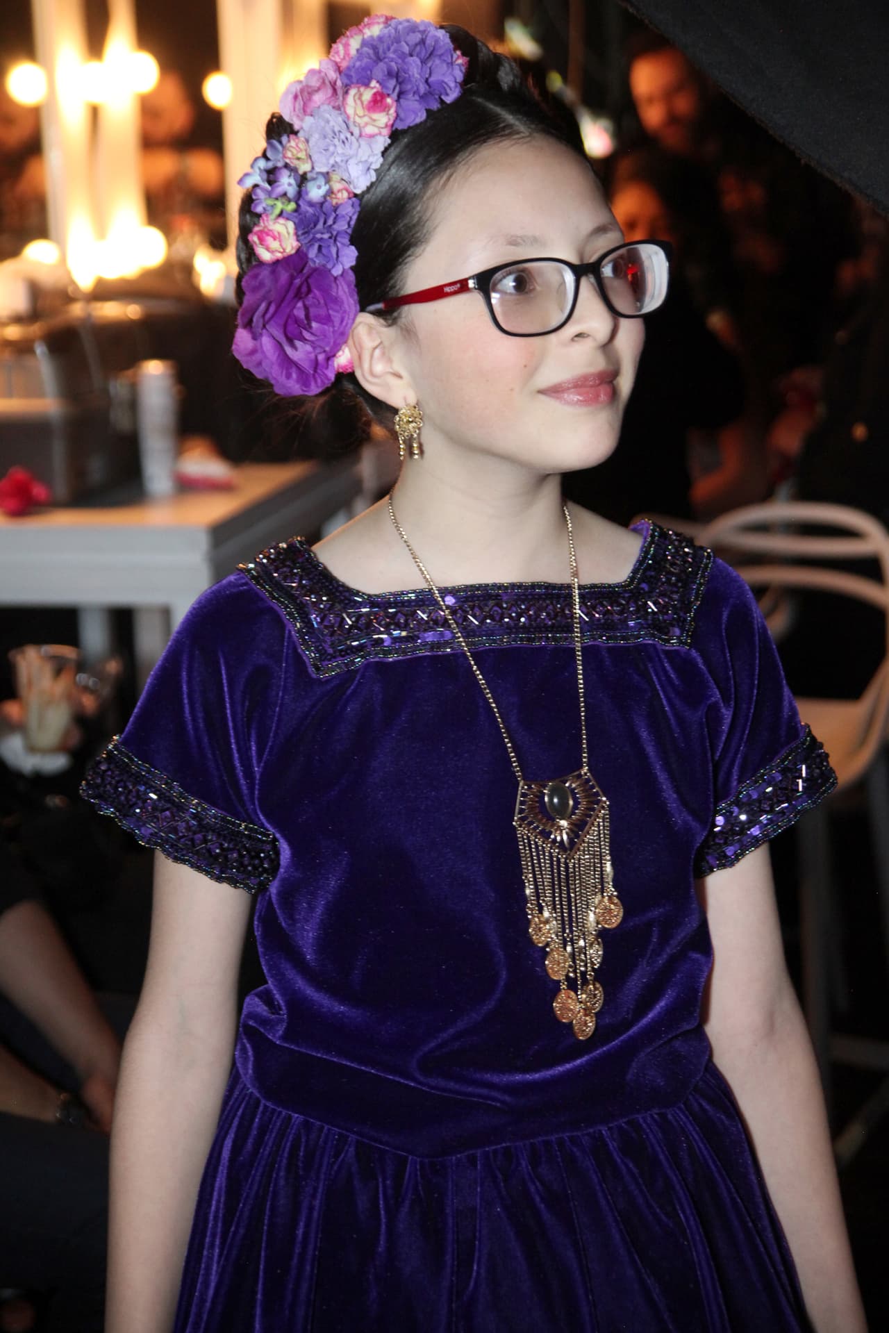 En la gala en que los niños cantaron con el mariachi Gama 1000, los chinos de Taisia desaparecieron totalmente. Llegó al escenario con el pelo en una trenza y este peinado tradicional.