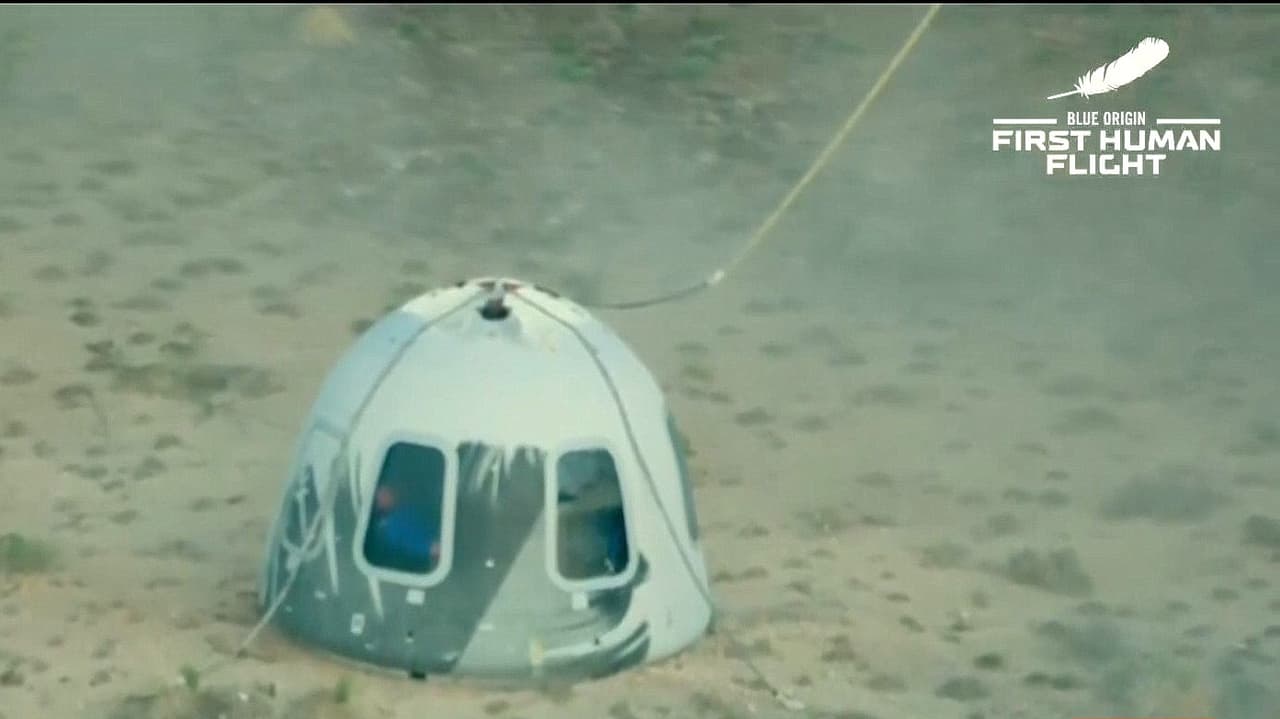 "Bienvenidos a tierra, felicidades": el momento en que aterrizan Jeff Bezos y la tripulación tras viajar al espacio