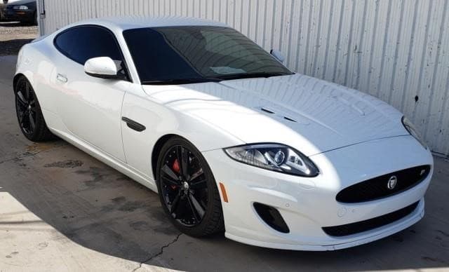 Otro de los vehículos estelares de la subasta es este 2012 Jaguar XK que cuesta 195,520 dólares.